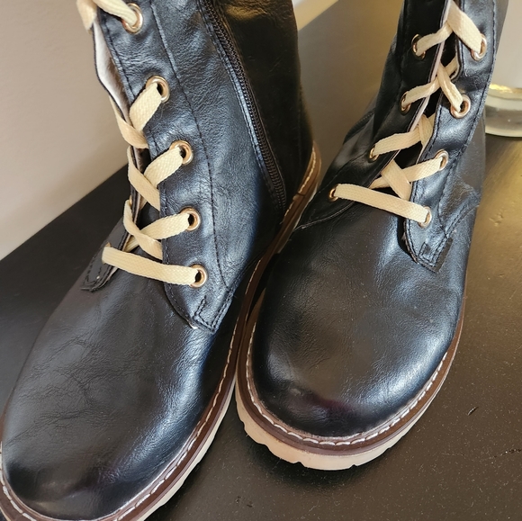 Boots - Picture 7 of 7